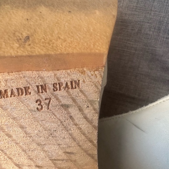 Free People Amber Orchard Clog
Size 37 (US 6)
Made in Spain - Picture 7 of 10